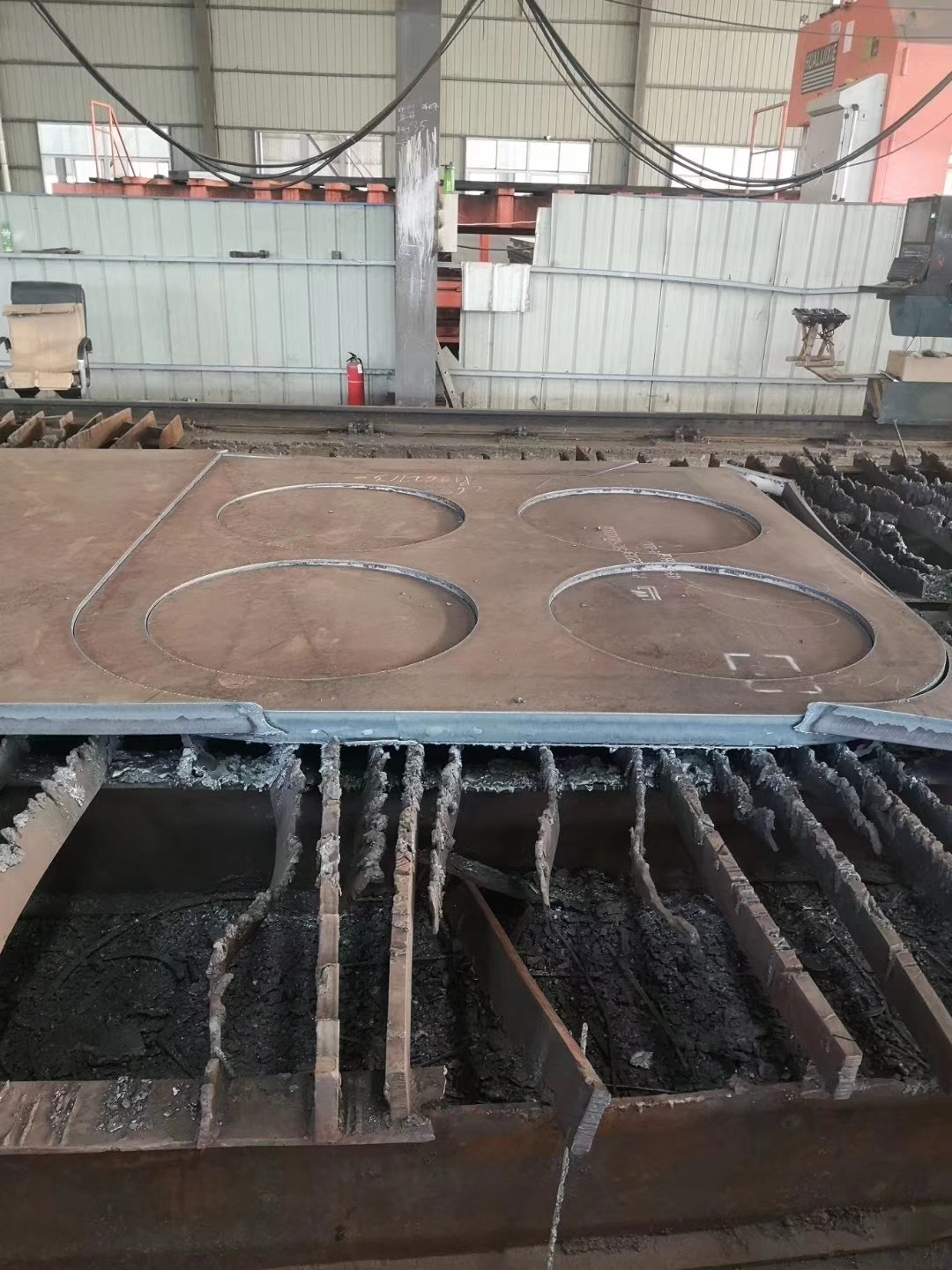 nm500耐磨板氣割變形操作時應注意以下幾方面